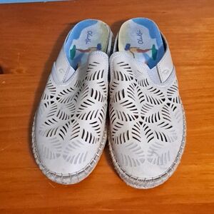 OluKai Leather Slip On Shoes size 8W Cream